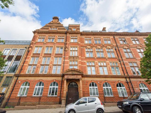 Flat for sale in Queen's Park, Greater London