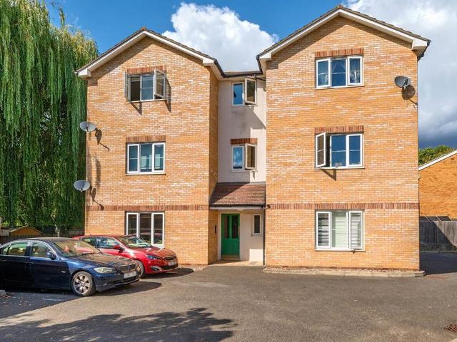Flat for sale in Ham, Greater London