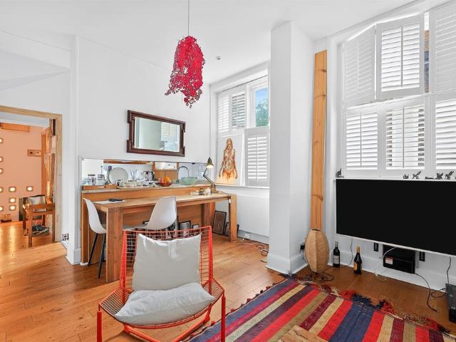 Flat for sale in Earl's Court, Greater London