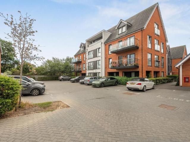 Flat for sale in Oxted, Hillview