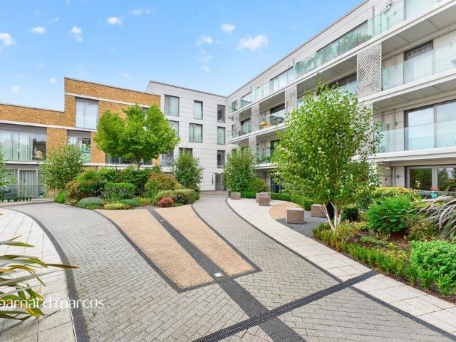 Flat for sale in Oakleigh Park, Greater London