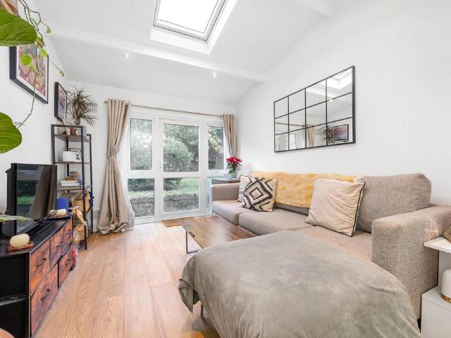 Flat for sale in Balham, Greater London