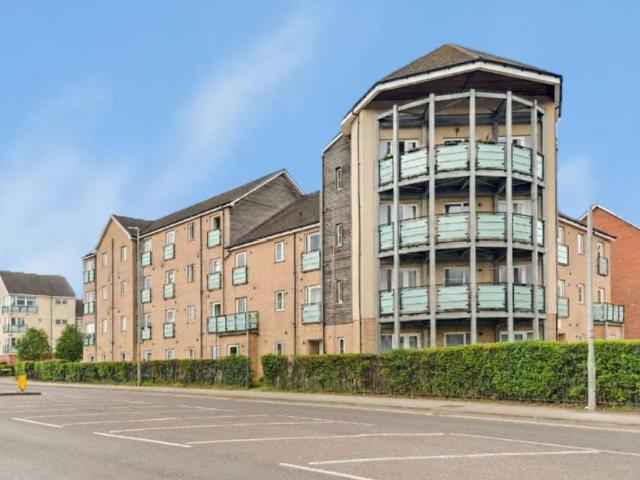 Flat for sale in Dunstable, Bedfordshire