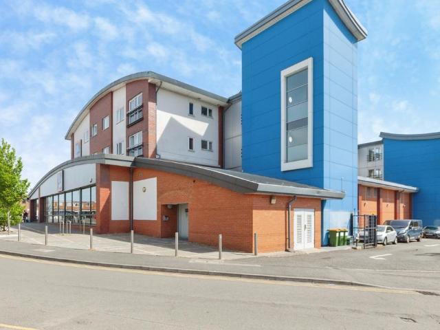 Flat for sale in Whetstone, Pinfold