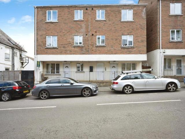 Flat for sale in Spring Park, Luton