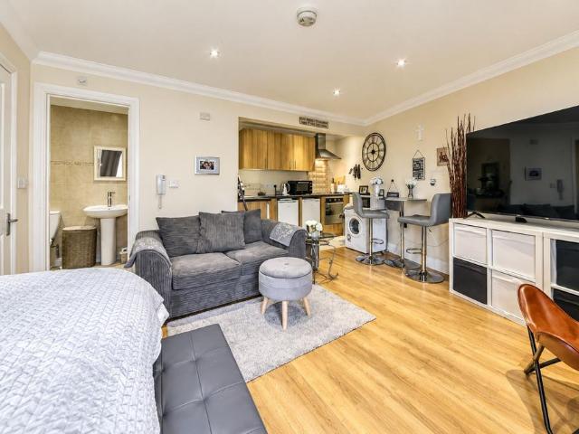 Flat for sale in London Borough of Croydon, Waddon