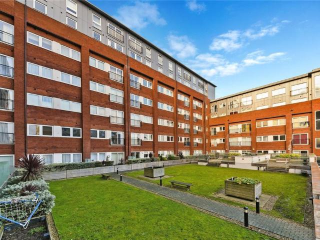 Flat for sale in Wallington, Greater London