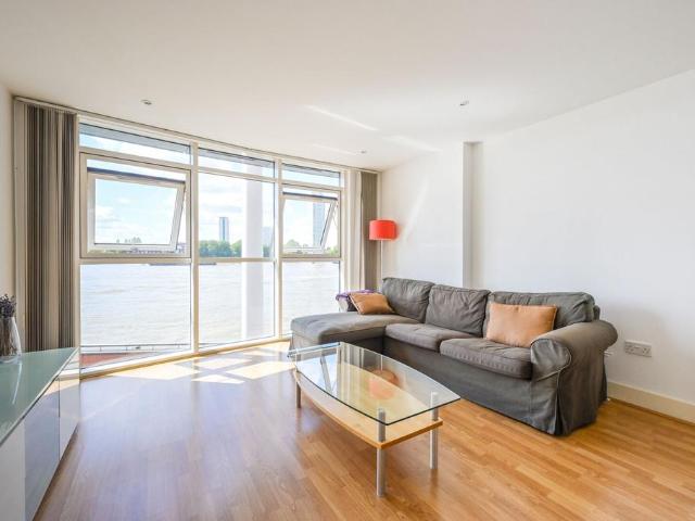 Flat for sale in Millwall, Greater London