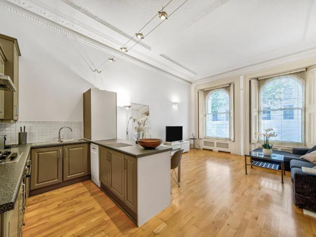 Flat for sale in Bayswater, Greater London