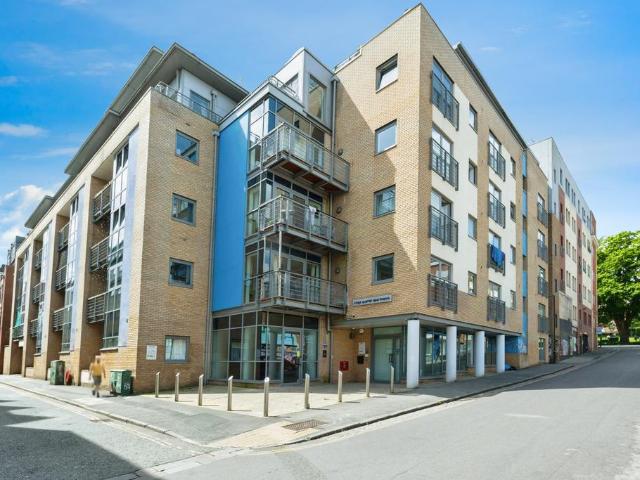 Flat for sale in Kingsdown, Feckenham