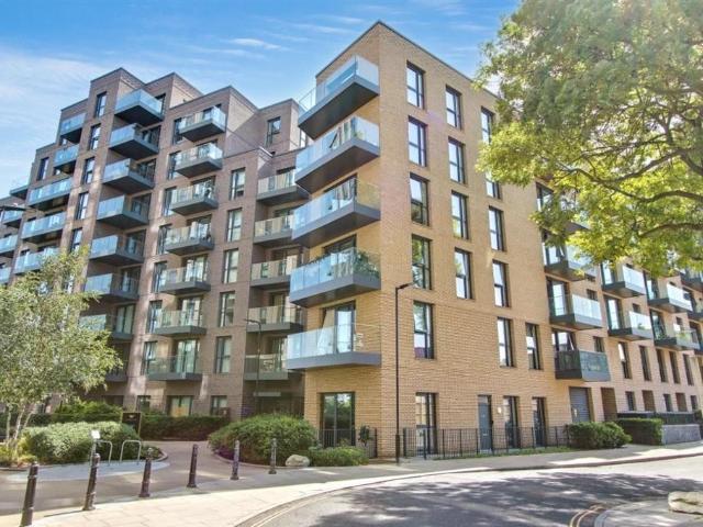 Flat for sale in Woodberry Down, Stoke Newington