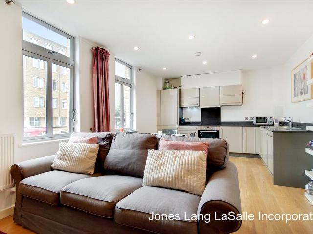 Flat for sale in Limehouse, Greater London