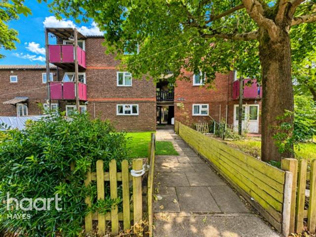 Flat for sale in Yeading, Greater London