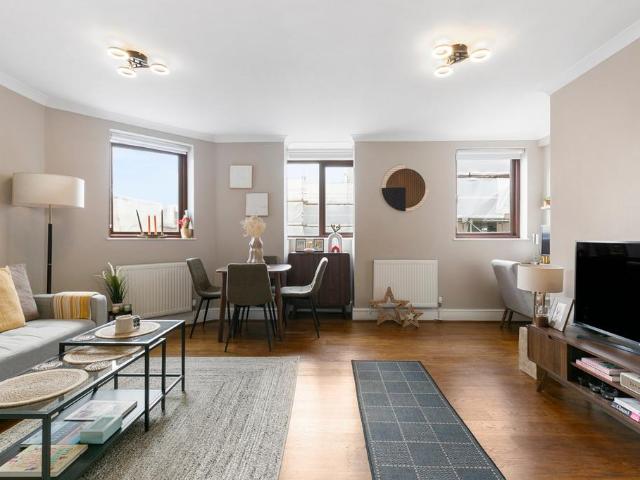 Flat for sale in Kensington, Greater London