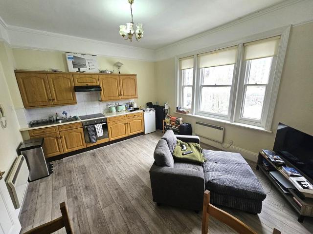 Flat for sale in London Borough of Hounslow, Strand