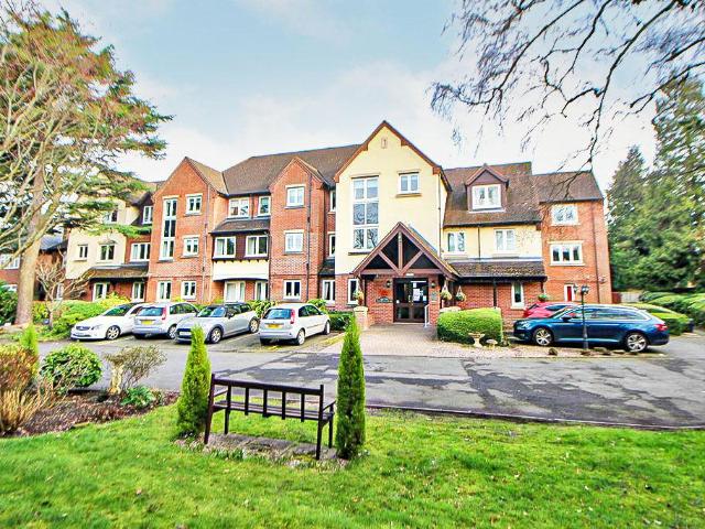 Flat for sale in Goldthorn Hill, Penn