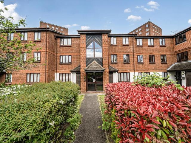 Flat for sale in Hayes, Greater London
