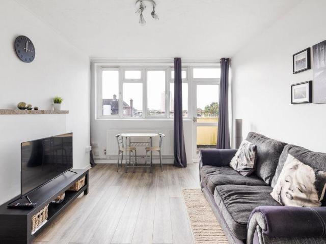 Flat for sale in Oval, Isle Of Man