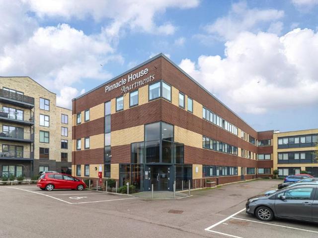 Flat for sale in Batchworth, Hertfordshire