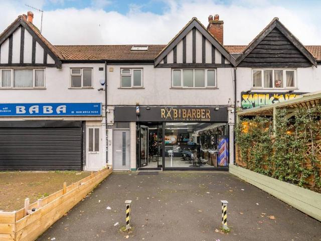 Flat for sale in New Malden, Greater London