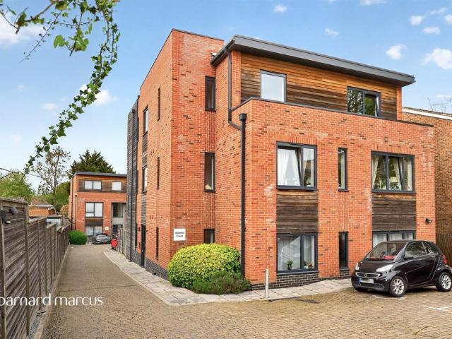 Flat for sale in Brunswick Park, Greater London