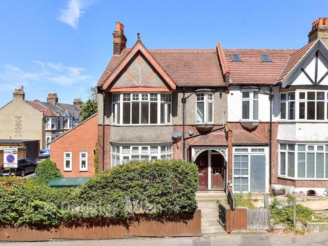 Flat for sale in Hale End, Greater London