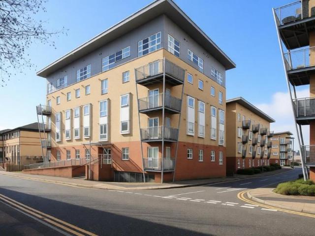 Flat for sale in Elstree and Borehamwood, Borehamwood