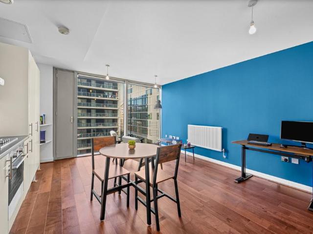 Flat for sale in Canary Wharf, Greater London