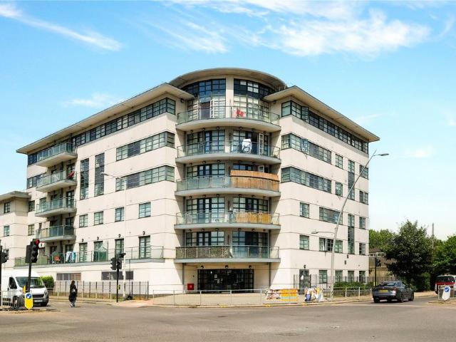 Flat for sale in Chadwell Heath, Becontree Heath