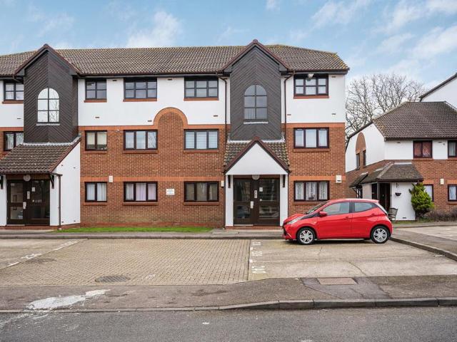 Flat for sale in Bowes, Greater London