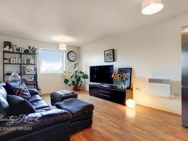 Flat for sale in Isle Of Dogs, Greater London