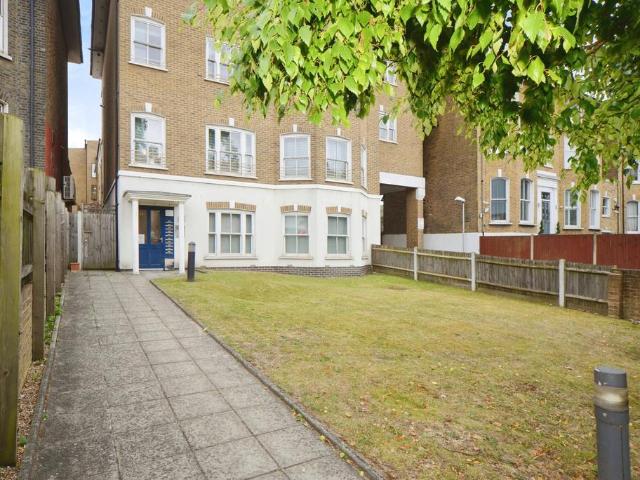 Flat for sale in Blackheath Royal Standard, Greater London