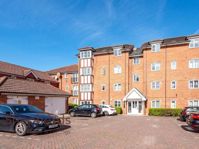 Flat for sale in Turnford, Broxbourne