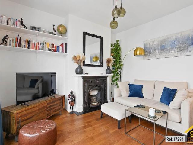 Flat for sale in Archway, Greater London