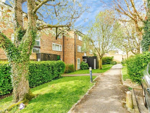 Flat for sale in London Borough of Croydon, Forestdale