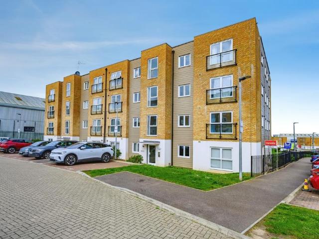 Flat for sale in Spring Park, Luton