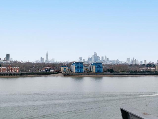 Flat for sale in Canary Wharf, Millwall