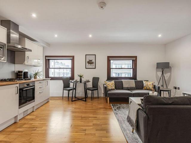 Flat for sale in Battersea, Greater London