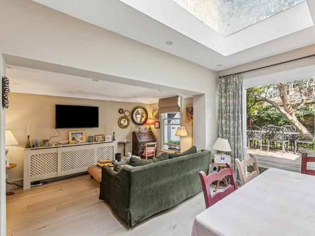 Flat for sale in Hammersmith, Greater London