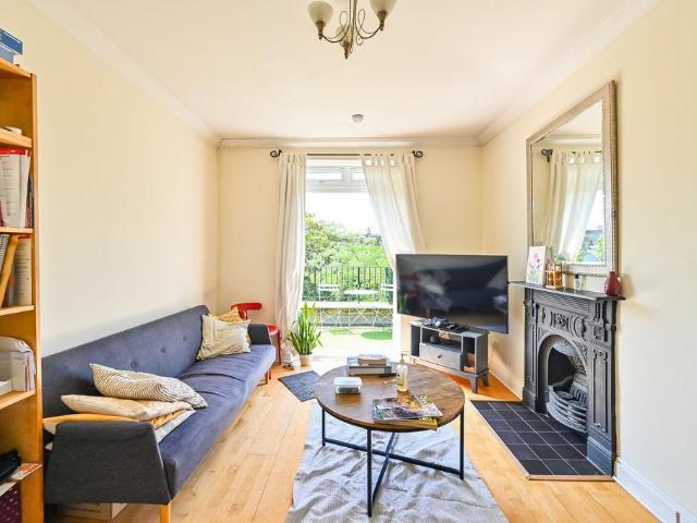 Flat for sale in Finsbury Park, Greater London