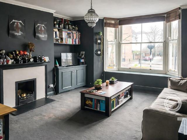 Flat for sale in Kentish Town, Greater London
