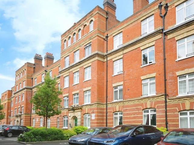 Flat for sale in Tulse Hill, Greater London