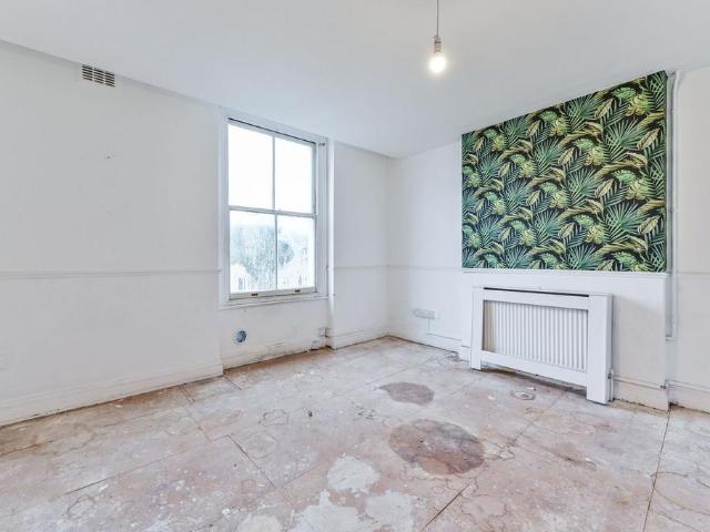 Flat for sale in Kentish Town, Greater London