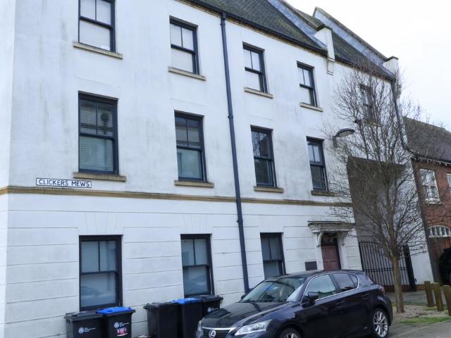 Flat for sale in Upton