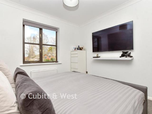 Flat for sale in Pachesham Park, Surrey