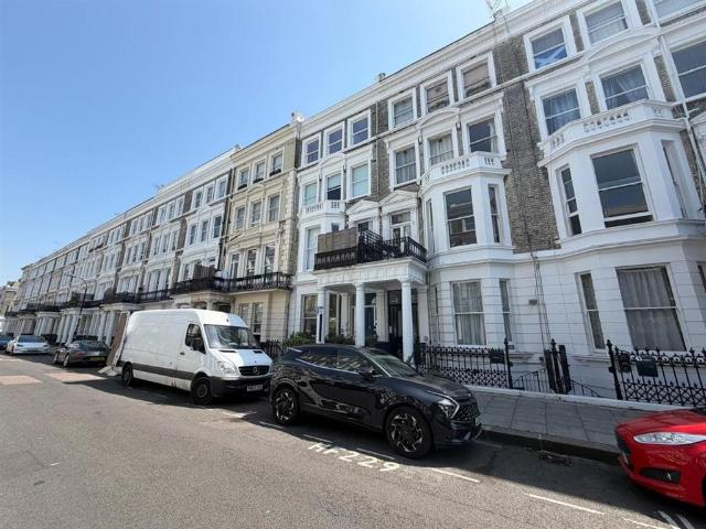 Flat for sale in West Kensington, Greater London