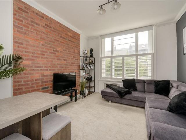 Flat for sale in Shepherd's Bush, Greater London