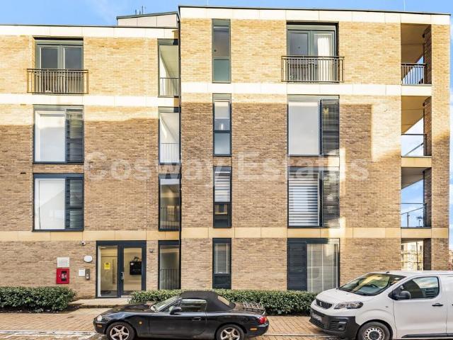 Flat for sale in West Finchley, Greater London