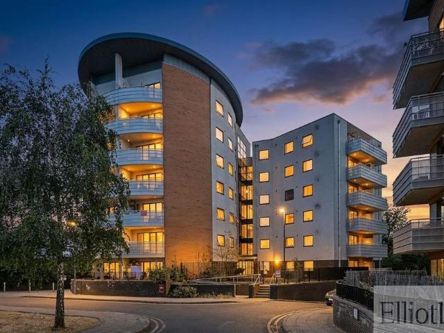 Flat for sale in Lane, Greater London