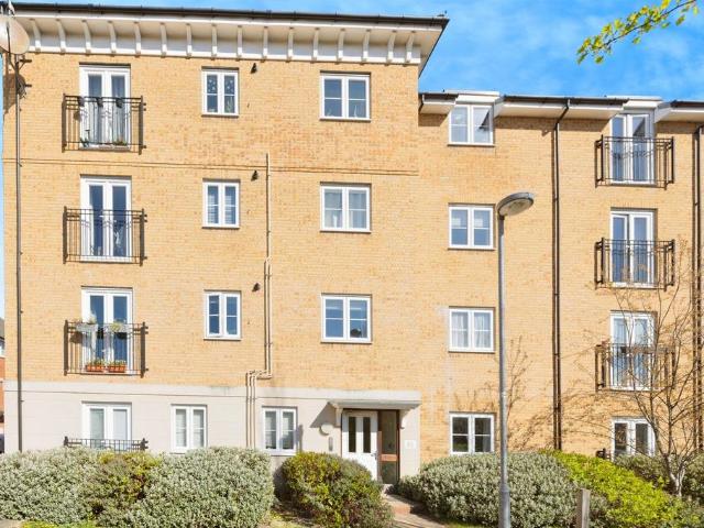 Flat for sale in Kingswood, North Watford